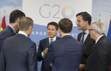 Il premier Giuseppe Conte al G20, circondato da capi di stato europei.