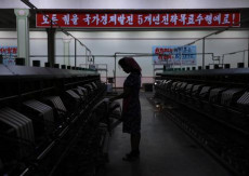 Donna al lavoro in fabbrica. Corea