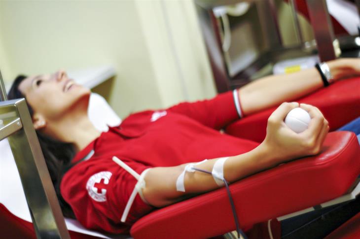 Una volontaria mentre sta donando sangue