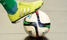Un pallone da calcio tenuta a terra da una piede