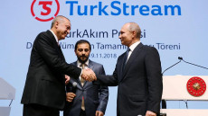 Recep Tayyip Erdogan e Vladimir Putin si stringono la mano all'inaugurazione del gasdotto TurkStream.