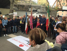 Un momento della cerimonia di commemorazione delle 43 vittime del crollo del ponte Morandi, con 43 rintocchi di campana tibetana e 43 rose bianche lasciate sotto il ponte, Genova.