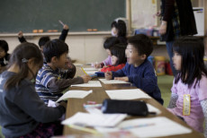 Bambini giapponesi in una scuola. Giappone, suicidi