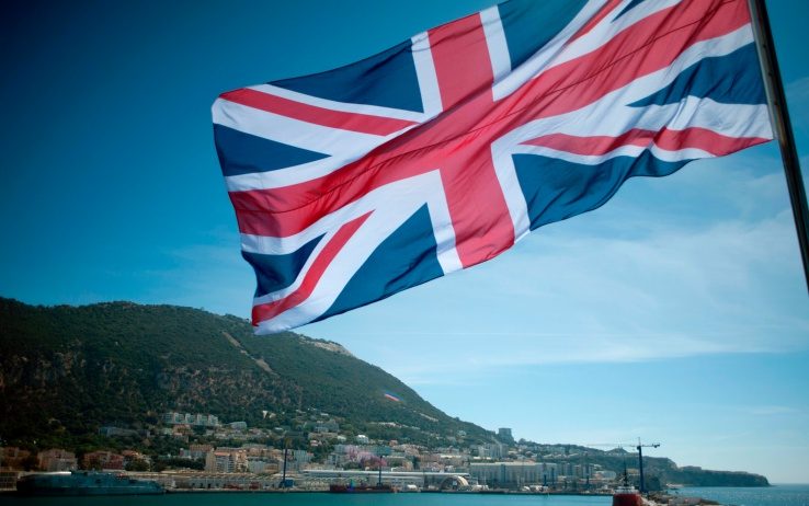 In lontananza la rocca di Gibilterra, in primo piano la bandiera inglese.