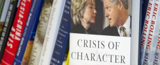 Hillary e Bill Clinton sulla copertina del libro della Lewinsky.