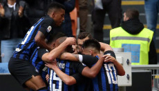 Ammucchiata dei giocatori dell'Inter per festeggiare la vittoria sul Genoa.