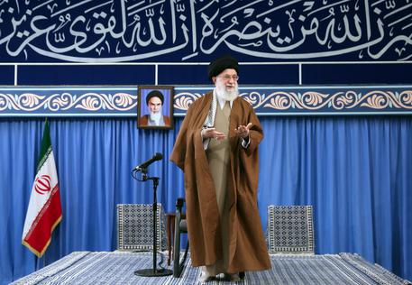 L'Ayatollah Ali Khamenei si scaglia contro il presidente americano Donal Trump alla vigilia delle sanzioni..