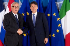 Il Presidente della Commissione UE, Juncker, stringe la mano al nostro Premier, Giuseppe Conte. Europa