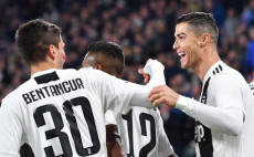 Cristiano Ronaldo festeggiato dai compagni di squadra dopo il gol alla Spal. Juventus