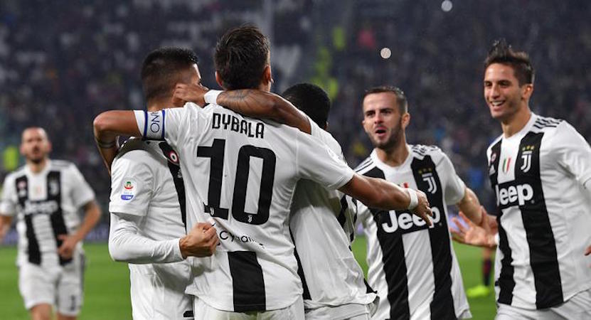 Paulo Dybala festeggiato dai compagni di squadra della Juventus dopo il gol della vittoria sul Cagliari.