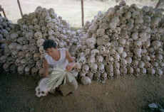 Khmer rossi, condannato a lavorare in campo circondato da teschi.