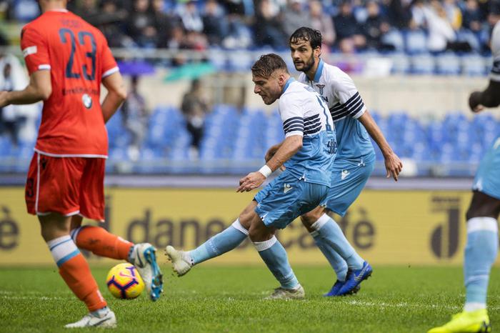 Ciro Immobile segna il gol del 2-1 della Lazio contro la Spal.