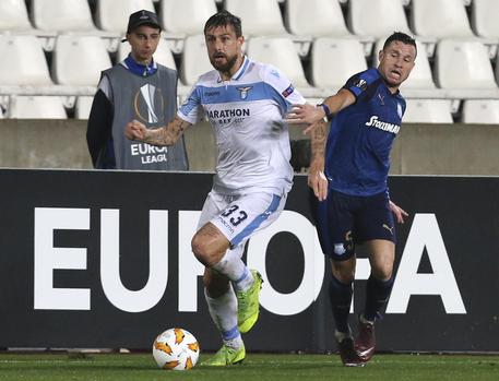 Esteban Sachetti cerca di bloccare Francesco Acerbi durante la partita persa dalla Lazio per 2-0 contro i ciprioti.