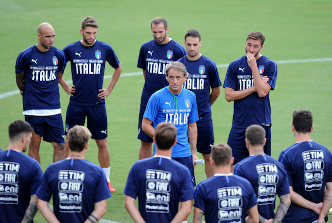 Mancini dà lezione di calcio ai giovani azzurri.