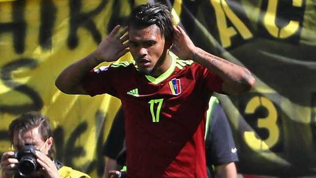 Martínez con la mani a coppa sulle orecchie festeggia l'ultimo gol con la Nazionale venezuelana.