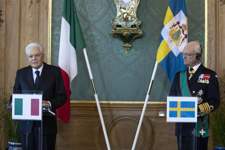 Il presidente della Repubblica Sergio Mattarella con il Re Carlo XVI Gustavo nel corso delle dichiarazioni alla stampa, in occasione della visita di Stato in Svezia