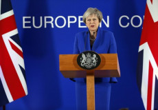 Theresa May durante la trattativa della Brexit con l'Ue.