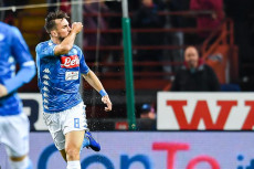 Fabian Ruiz festeggia dopo il gol che porta in vantaggio il Napoli sul Genoa.
