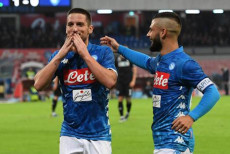 Dries Mertens festeggia la tripletta con Lorenzo Insigne nella partita del Napoli con l'Empoli.