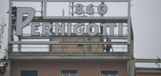 Il logo dell'azienda Pernigotti che campeggia sul grattacielo della città di Novi Ligure
