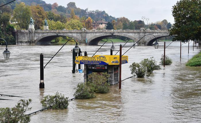 La piena del fiume Po ai Murazzi di Torino, 6 novembre 2018. Maltempo. Rischi