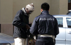 Un poliziotto controlla un venditore ambulante. Sicurezza