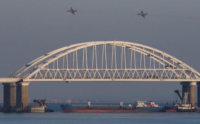 Il ponte sullo stretto di Kerch, che separa la penisola di Crimea dalla Russia continentale