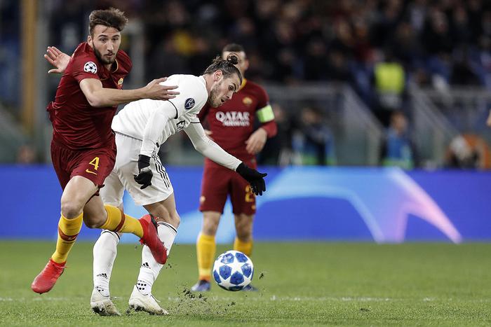 Gareth Bale contrastato inutilmente da Bryan Cristante durante la partita di Champions Roma - Real Madrid.