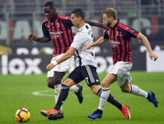 Cristiano Ronaldo nonostante il contrasto di Cristian Zapata e Ignazio Abate segna il gol del 2-0 della Juventus contro il Milan.