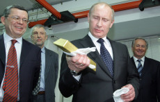 Il Primo Ministro russo Vladimir Putin nel deposito della Banca Centrale Russa con un lingotto d'oro in mano. Oro, Russia