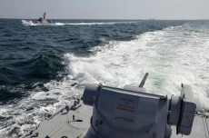 Una nave russa in lontananza in Crimea. Scontro