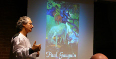 Francesco Santoro durante una conferenza su Paul Gauguin