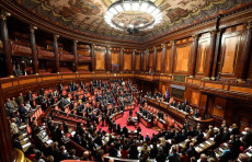 L'aula del Senato durante il minuto di silenzio per le vittime del crollo del Ponte Morandi al termine del voto sul Dl Genova.