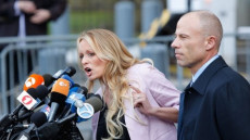 Stormy Daniels con il suo avvocato Michael Avenatti.