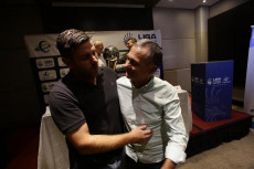Sánchez e Maldonado si abbracciano dopo la conferenza stampa