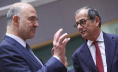 Pierre Moscovici e Giovanni Tria durante la riunione dell'Eurogruppo a Bruxelles. Manovra