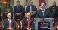 Michael Cohen presenta Donald Trump durante la campagna elettorale nel 2016 a Cleveland.