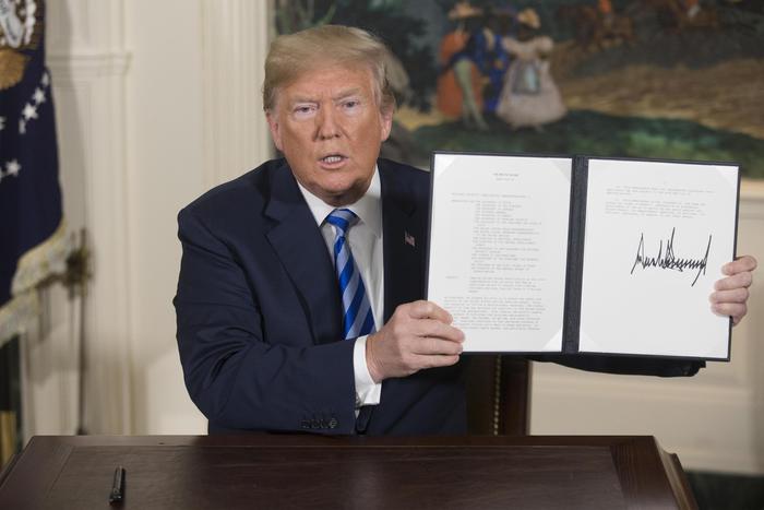 Il presidente Donald J. Trump mostra il memorandum delle sanzioni all'Iran