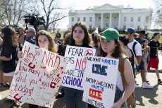 La manifestazione degli studenti contro l'uso facile di armi davanti alla Casa Bianca. Sara