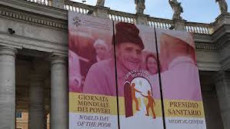 Il poster del presidio sanitario a San Pietro per la Giornata dei Poveri sotto il colonnato. Vaticano. Papa