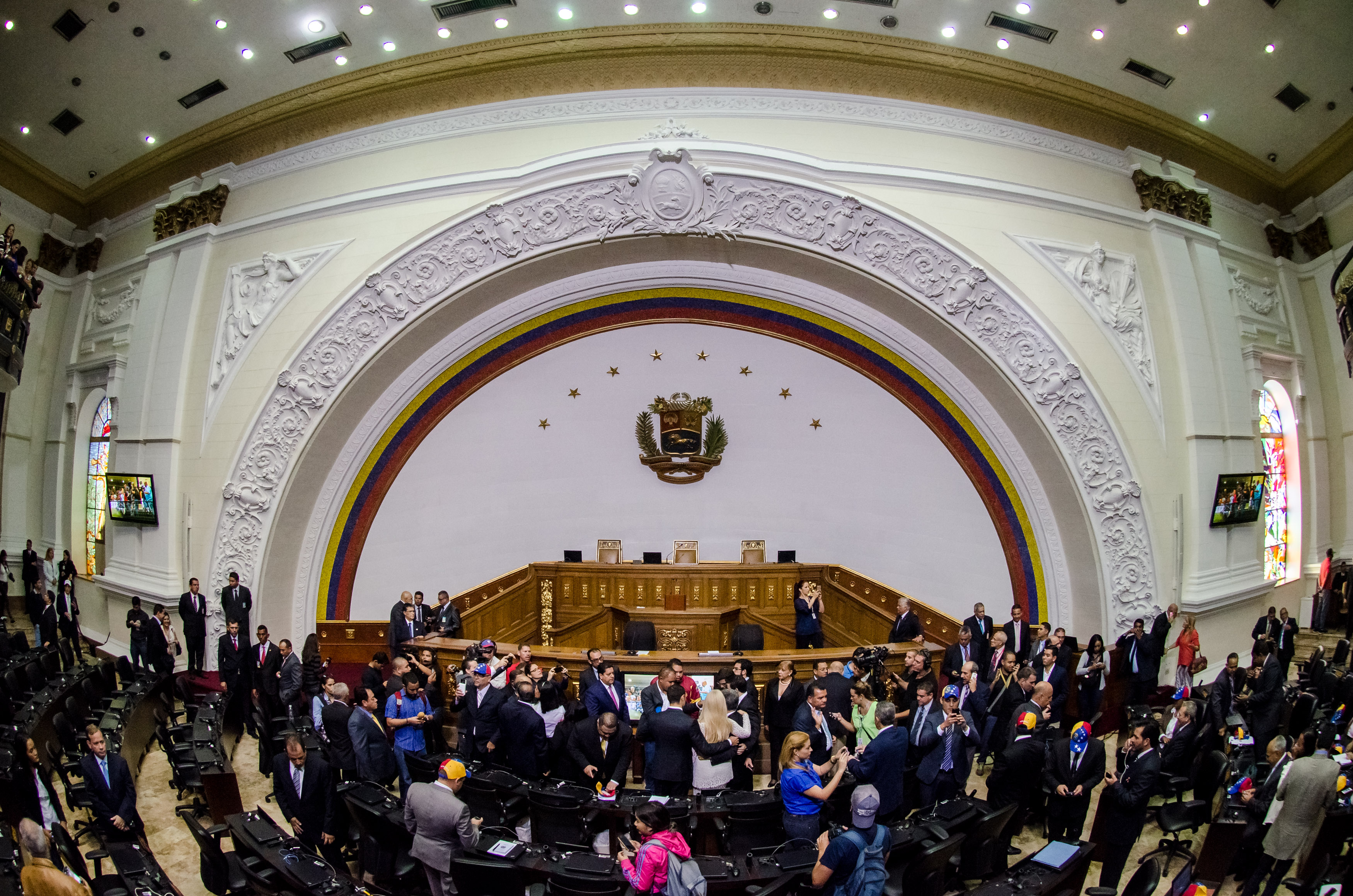 Una nueva propuesta presentada por un grupo de parlamentarios de la AN, que toma como referencia el deterioro de la calidad de vida de los venezolanos y del poder adquisitivo, plantea que se diseñe una estrategia que faciliten el cambio democrático en Venezuela.