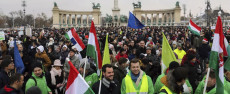 Ungheria, migliaia in piazza contro Orban
