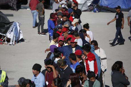 Messico, bimbi migranti marchiati col numero al confine