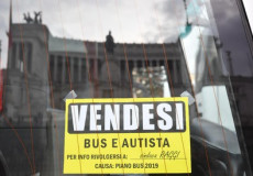Unn carrtello sul parabrisa di un autubus turistico con la scritta "Vendesi Bus e Autista".