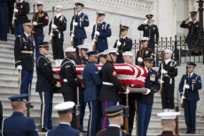 La guardia d'onore trasporta la bara con i resti del presidente Bush.