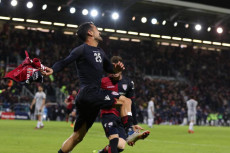 Marco Sau festeggia il gol del pareggio del Cagliari sulla Roma in pieno recupero..