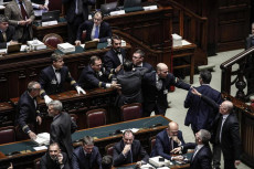 Bagarre alla Camera durante l'esame sulla legge di Bilancio, con il deputato Enrico Borghi (d) che urla verso il presidente della Camera Roberto Fico.