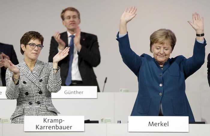 Karrenbauer nuova leader della Cdu, Merkel esulta.