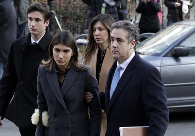 Cohen con la famiglia al tribunale.