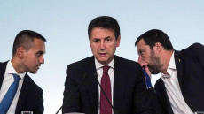 Il premier Giuseppe Conte, ai suoi lati i vice Luigi Di Maio e Matteo Salvini. Governo